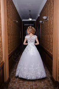浪漫婚纱美丽的新娘在大厅里背景