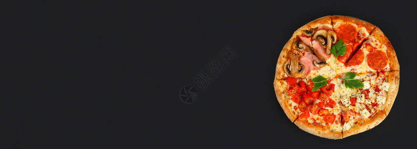 香菇脆片披萨配意大利辣香肠香菇番茄和奶酪一份披萨有四种口味黑色板横幅背景