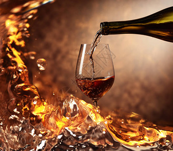葡萄酒倒入玻璃杯中缝制葡萄酒喷溅图片
