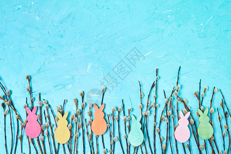 复活节背景蓝色背景上有复活节装饰的柳枝复制图片