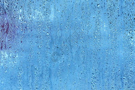 高湿度凝结大滴子流下低调冷调的玻璃窗玻璃背景图片