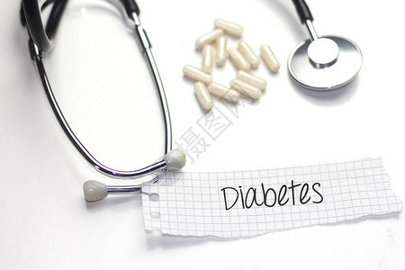 纸上和听诊器上的糖尿病图片