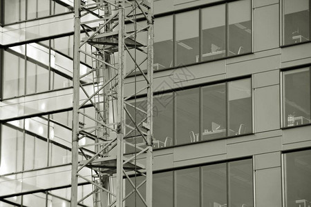 以现代科技建设高层办公中心天空的浅色背景上的建筑物的图片