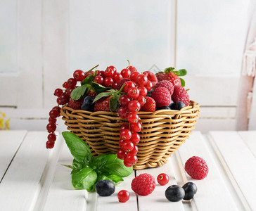 夏季水果草莓蓝莓和草莓图片