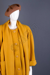 棕色贝雷帽和羊绒上衣在模特儿身上曼尼昆穿着时尚的女装背景图片