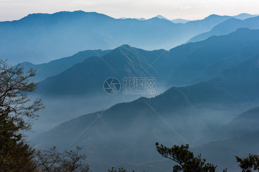 在阿里山风景名胜区的日出图片