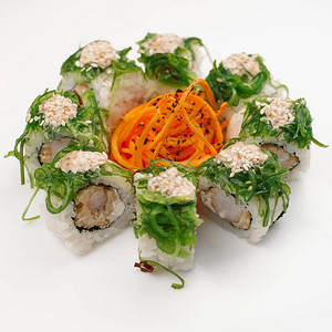 日本红豆寿司和炸螃蟹肉圆环里有切片海草图片