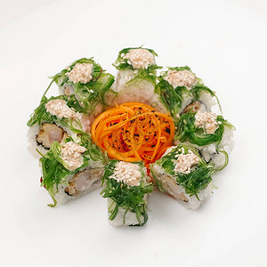 日本煎螃蟹肉卷圆环里有切片海草图片