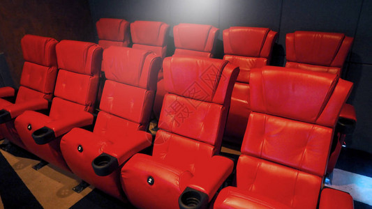 红色皮革电影院的影院座椅大小老旧图片