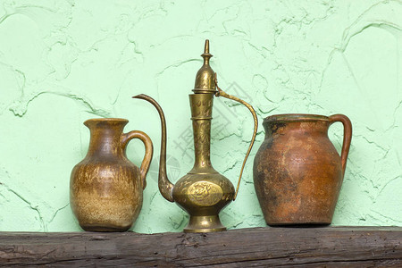 旧陶瓷和金属花瓶图片
