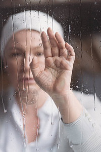 穿着手帕的生病成年妇女用雨滴触图片