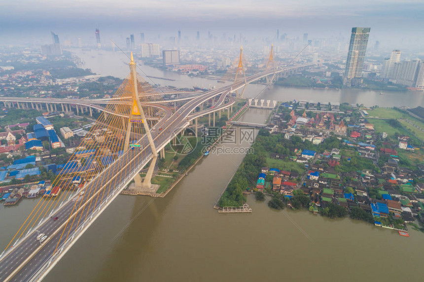 Bhumibol桥建筑背景与汽车交通道路的图片