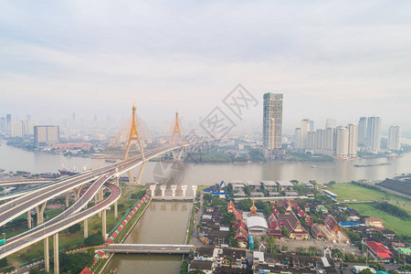 Bhumibol桥建筑背景与汽车交通道路的图片