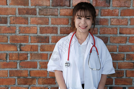 自信的年轻女医生对着镜头微笑亚洲医务人员医生或从业人员站在医院图片