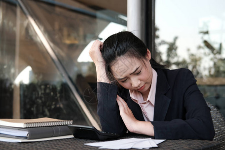 女人在家里计算家庭账单在现代办公室使用计算器的女商人年轻女检查余额和成本启动计算财务以纳税压力大沮丧心图片