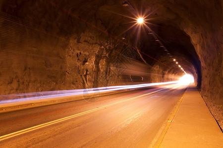智利隧道上的交通图片