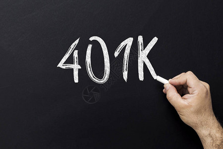 黑板上写着401K的文本退休投资证券投资图片