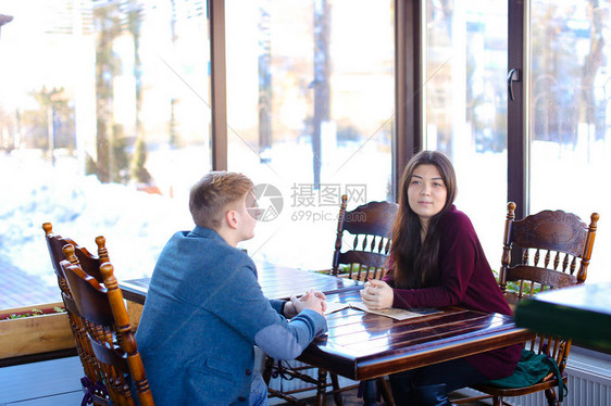 经济学家和工程师在舒适的咖啡馆谈判图片