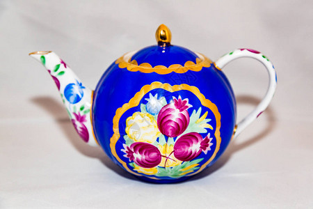 带把手和壶嘴的彩色陶瓷茶壶背景图片
