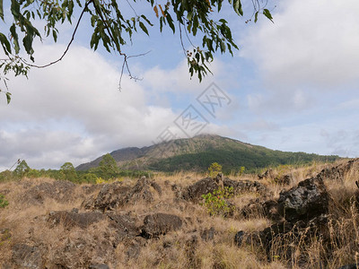 地面上的熔岩痕迹金塔马尼的巴杜尔火山风景图片