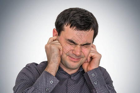 人用耳遮护耳朵以免发出响声高清图片