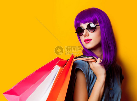 有紫色头发和黄底购物袋的年图片