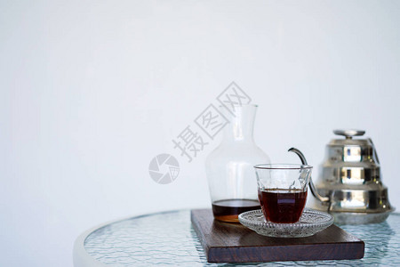 木板上的透明杯子里的咖啡背景是一罐咖啡香气和咖啡豆带复图片