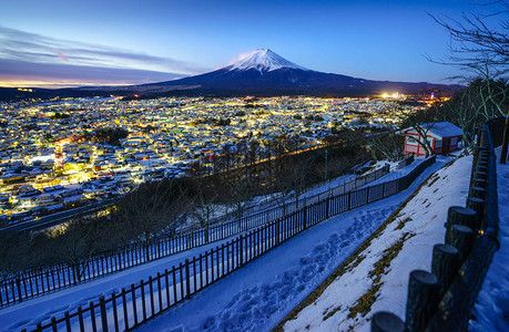 日本黄昏的富士山和富士吉田市图片
