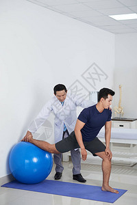 帮助病人锻炼健身球运动图片