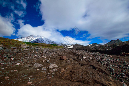 在阳光明媚的日子里欣赏活跃的科里亚斯基火山KoryakskyAvachinsky火山群图片