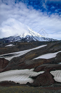 在阳光明媚的日子里欣赏活跃的科里亚斯基火山KoryakskyAvachinsky火山群图片