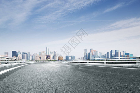 蓝天下杭州钱江新城空荡的柏油路与城市景观图片