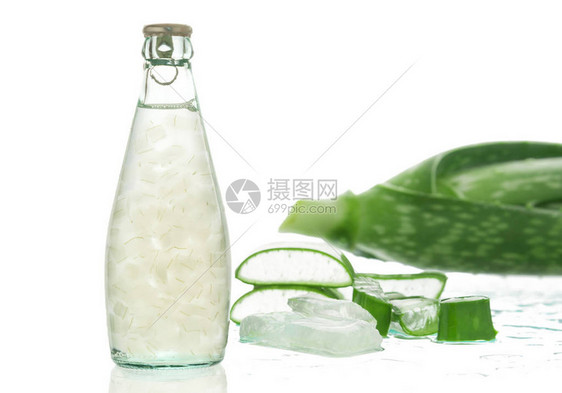芦荟汁在白色背景上孤立的玻璃可以帮助中和自由基促进衰老并有助于图片