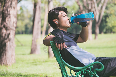 一个男人在运动后喝淡水使自己焕然一新图片