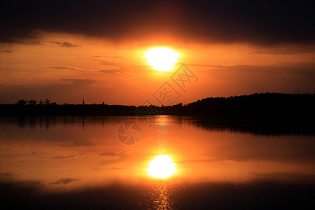 在湖水面的热日落场面图片