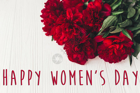 妇女节快乐文字标志在美丽的红牡丹上图片