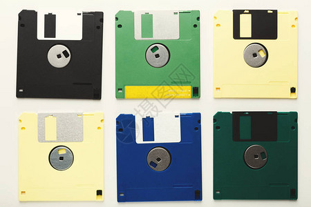 孤立在白色背景上的旧软盘磁复古存储设备的顶视图彩色磁盘的剪切复背景图片