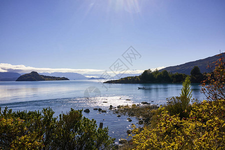 卡雷拉将军湖及其周边景观纯净的海水和完美无瑕的蓝色云景远处地平线图片
