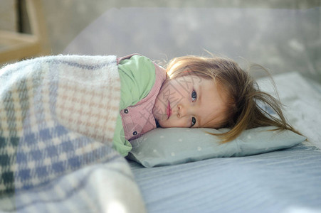 小女孩睡在床上婴儿被一图片