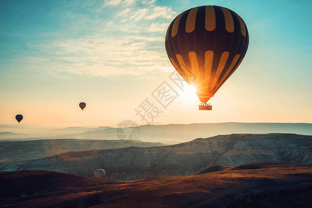 热气球飞越土耳其卡帕图片
