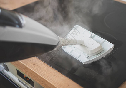 用蒸汽清洁器清洁厨房灶台图片