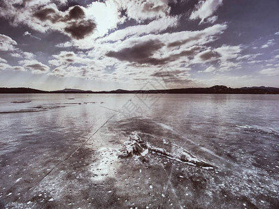 冰冻湖上闪亮的冰块图片