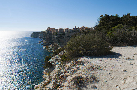从空中查看Bonifacio岛南端博尼法西奥海峡前的Bonifacio白石灰岩悬崖图片