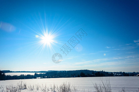 寒冬明日落下在乌克兰乡村的阳光照耀图片
