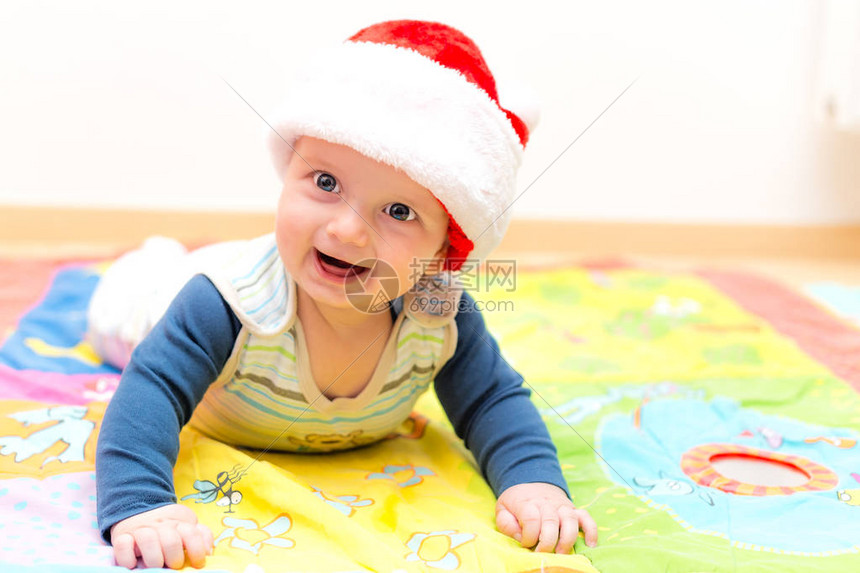 戴着圣诞帽的可爱小男孩图片