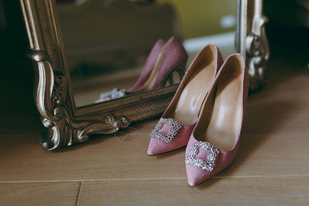 特写优雅的浅粉色婚礼纺织闪亮鞋图片