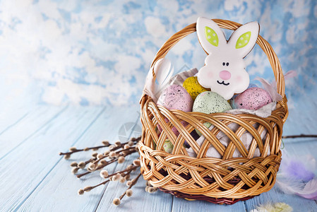 蓝木桌边的复活节姜饼干复活节鸡蛋和兔子挂牌贺卡图片