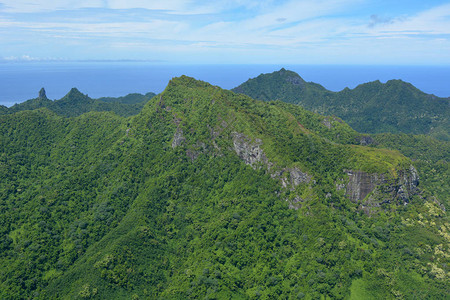 库克群岛拉罗通加岛内陆山脉的空中风景图图片