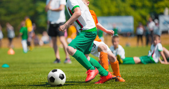 运球足的男孩儿童足球比赛训练和足球学校锦标赛一群男图片
