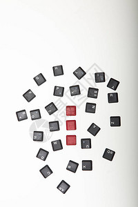 具有三个空白红色键的组合字母数字计算机键盘的俯视图图片